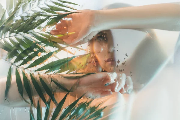 Spa terapisi tabiatı. Tazelik kadın ıslak bırakır.