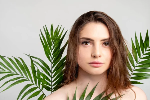 Naturale cura della pelle spa terapia donna foglie verdi — Foto Stock