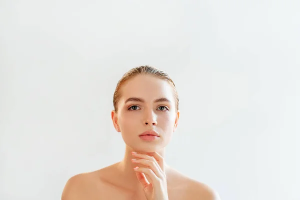 Odmładzanie skóra twarz podnoszenie kobieta nagi makijaż — Zdjęcie stockowe
