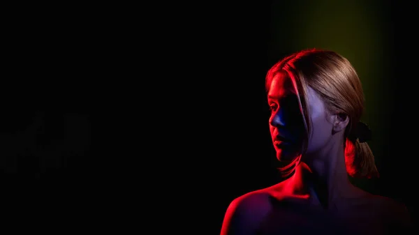 Kadın silueti neon ışıklı portre kadın. — Stok fotoğraf