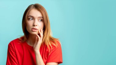 Cilt sorunu sivilce tedavisi endişeli kadın yüzü