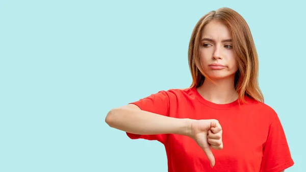 Dislike gesture disappointed woman thumb down — Stock Photo, Image