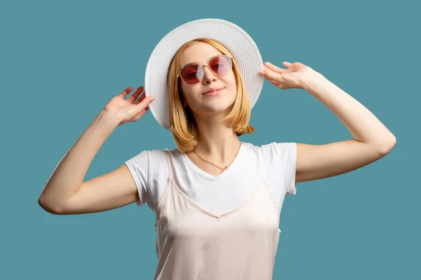 Wakacje akcesoria letnia wycieczka szczęśliwy kobieta kapelusz — Zdjęcie stockowe