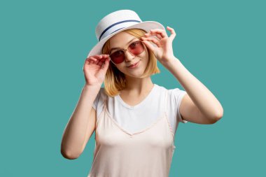 Tatil gezisi yaz aksesuarları mutlu kadın