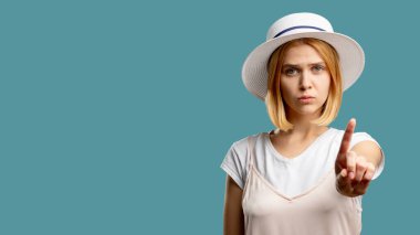 Kes jesti, sessiz kal endişeli kadın parmağı.