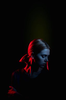 Kadın silueti, depresif kadın portresi