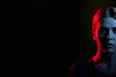 Kadın silueti portresi, neon ışıklı, korkmuş kadın.