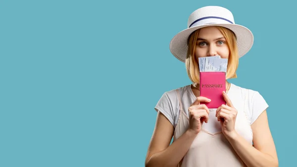 Viagem de férias agência de viagens feliz mulher passaporte — Fotografia de Stock