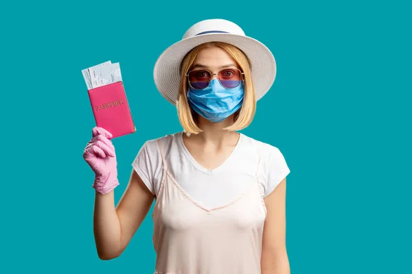 Prevenzione pandemica restrizione di viaggio maschera da donna — Foto Stock