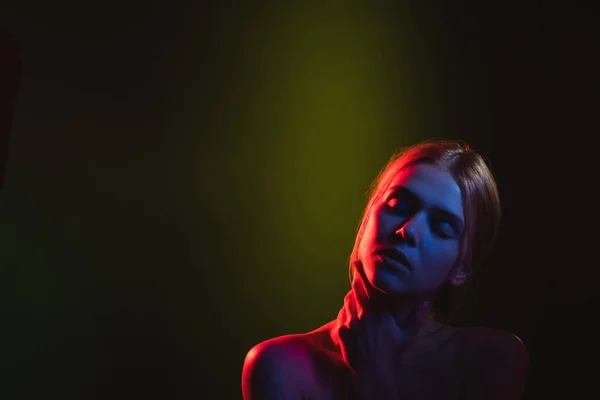Kadın silueti neon ışıklı portre kadın. — Stok fotoğraf