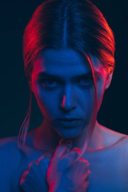 Kadın silueti, insan yardımseverlik portresi.