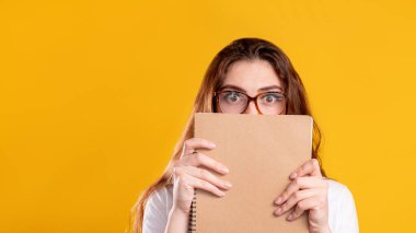 Özel reklam geçmişi şok edici bir kadın.