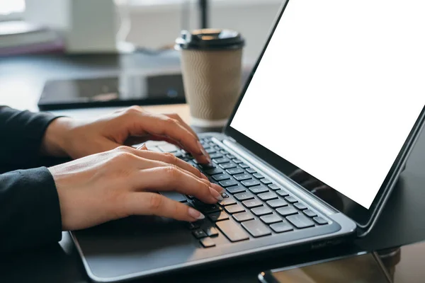 Онлайн бизнес руки ноутбук чистый белый экран — стоковое фото