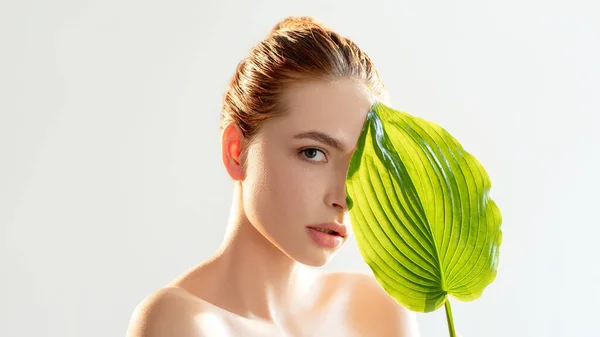 Naturalne kosmetologia spa terapia kobieta zielony liść — Zdjęcie stockowe