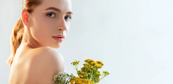 Naturalne piękno organiczne kosmetologia kobieta kwiaty — Zdjęcie stockowe