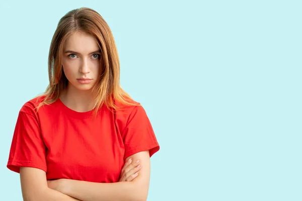 Beledigde vrouw portret irritatie teleurstelling — Stockfoto