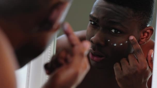 Mężczyzna skóra pielęgnacja twarzy leczenie afrykański człowiek balsam — Wideo stockowe