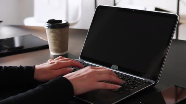 Volné pracovní místo domácí kancelář ruce psaní notebook — Stock video