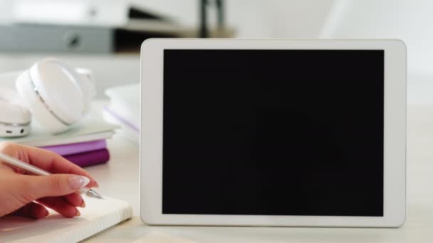 Zoom de videoconferencia reunión tableta pantalla mano — Vídeo de stock