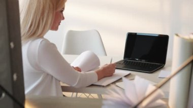 Online röportaj video konferansı kadın hr laptop