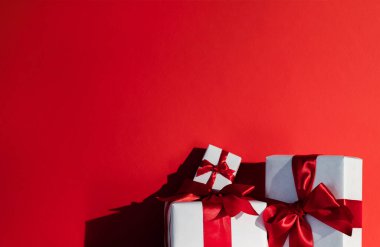 Noel arkaplan bayramı hediye kutuları kırmızı