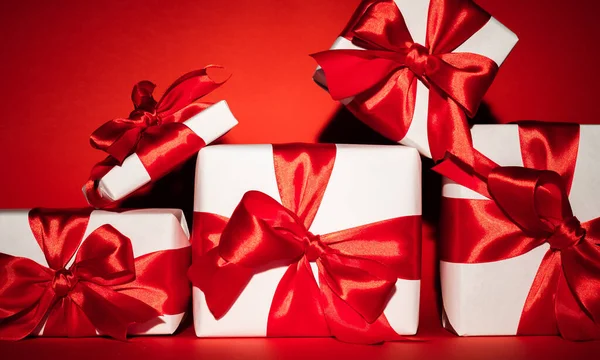 Boże Narodzenie prezentuje świąteczne powitanie stos pudełek upominkowych — Zdjęcie stockowe