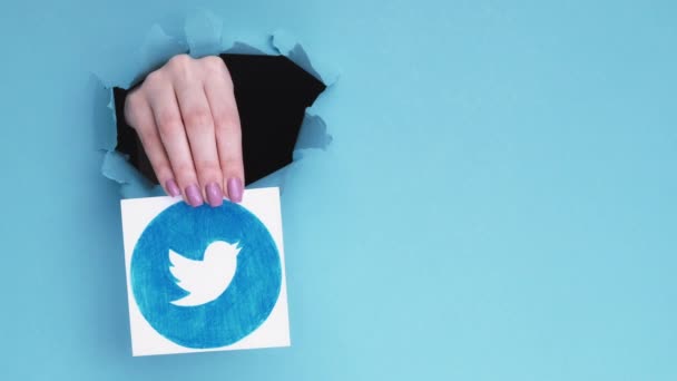 Twitter merkki mikrobloggaaminen verkkosivuilla käsi paperi reikä — kuvapankkivideo