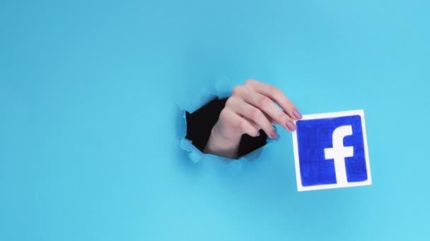 Facebook ikon sociala medier hand genombrott hål — Stockvideo