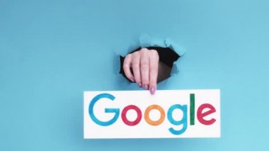 Google logosu web arama motoru el atılımı