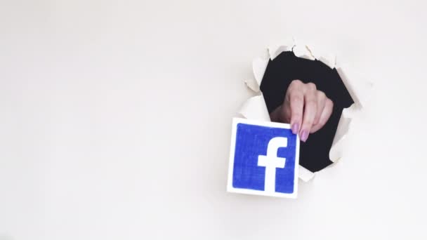 Facebook logo ovlivňuje ruční mobilní app díra — Stock video