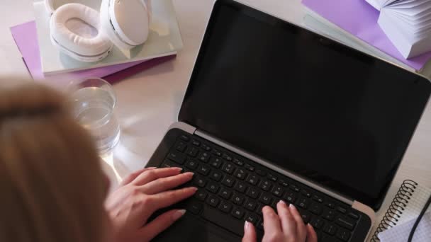 Video hovor online konferenční žena notebook obrazovka — Stock video