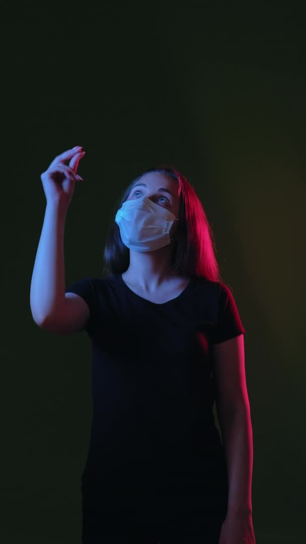 Kliknutí prsty covid-19 ochrana žena maska — Stock video
