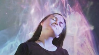 Dişi evren ruhani enerji mutlu kadın