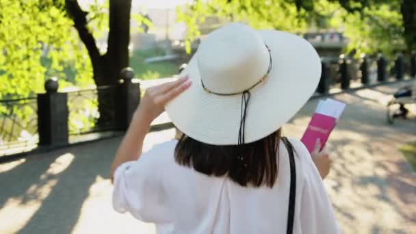 Viagem de verão medidas de quarentena mulher feliz — Vídeo de Stock