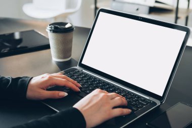 Uzak görev serbest çalışanı dizüstü bilgisayarı beyaz ekran