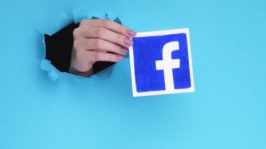 Facebook logosu küresel iletişim el kağıdı deliği