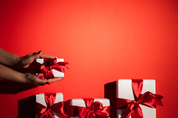 Ajándék szállítás karácsonyi meglepetés kéz jelen piros — Stock Fotó