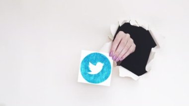 Twitter logosu sosyal medya stratejisi el kağıdı deliği