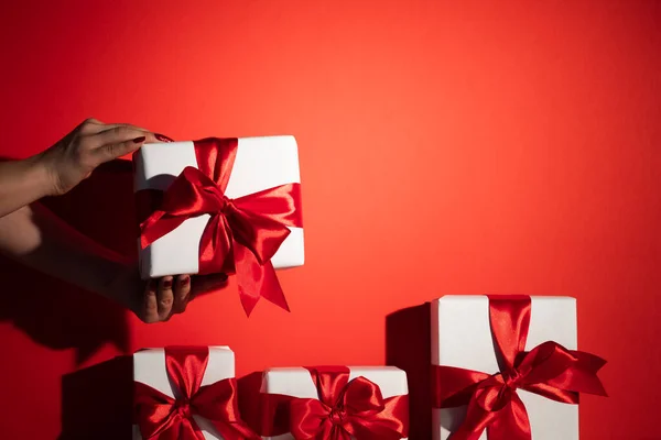 Crăciun surpriză vacanță cadou mâini cadou roșu — Fotografie, imagine de stoc