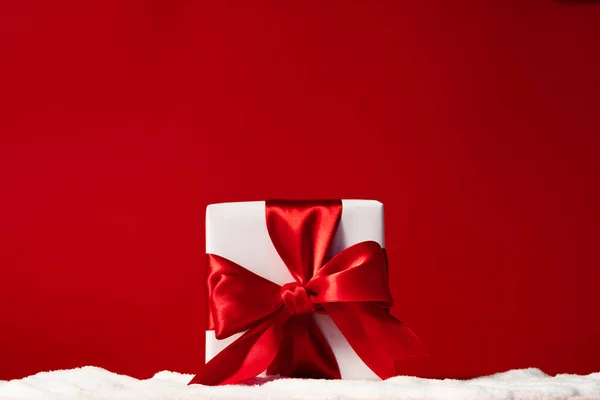 Noel hediyesi. Kış tatili. Kutu kırmızı. — Stok fotoğraf