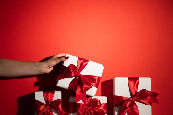 Cadeau de Noël vente de vacances main féminine cadeau — Photo