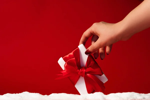 Karácsonyi meglepetés téli ünnepek ajándék kéz — Stock Fotó