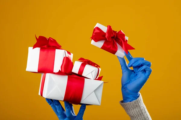 Sorpresa regalo de entrega de seguridad pandémica de Navidad — Foto de Stock