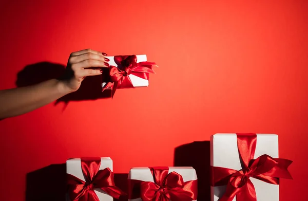 Natale regalo vacanza sorpresa femminile mano rossa — Foto Stock