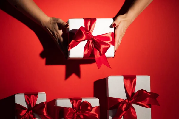 Natale regalo vacanza sorpresa mani presenti rosso — Foto Stock