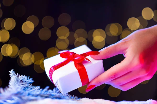 Boldog Karácsonyt ajándék meglepetés ünnepi dekoráció — Stock Fotó