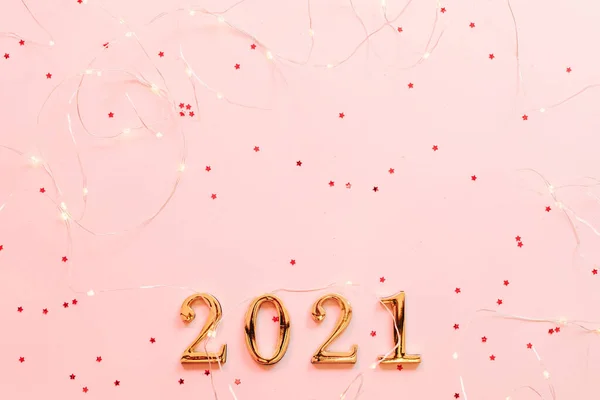 Новорічна вітальна листівка золоті номери зірка рожева — стокове фото