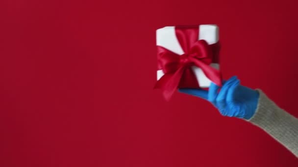 Gift delivery hygiene pandemic christmas 2021 — Stock Video