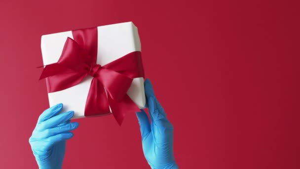 Пандемия сюрприз covid-19 праздники руки подарочная коробка — стоковое видео