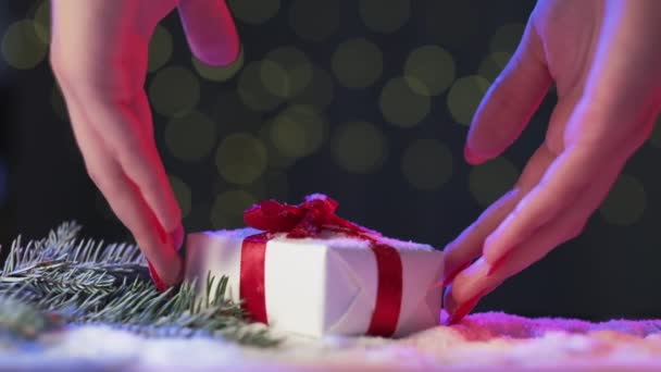 Feliz presente de Natal surpresa decoração festiva — Vídeo de Stock